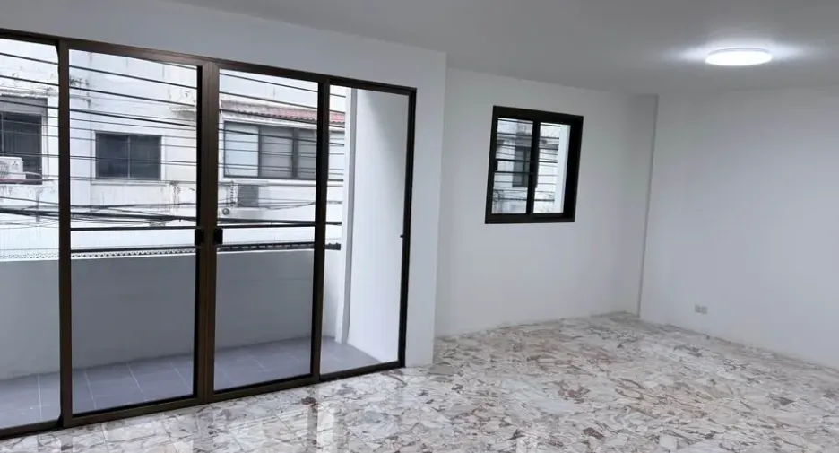 出租 3 卧室 联排别墅 在 Khlong San, 曼谷