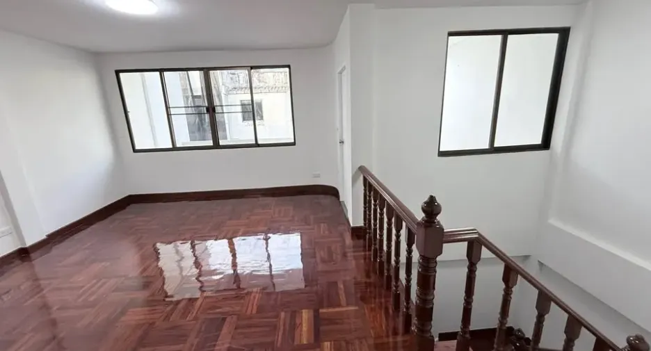 出租 3 卧室 联排别墅 在 Khlong San, 曼谷