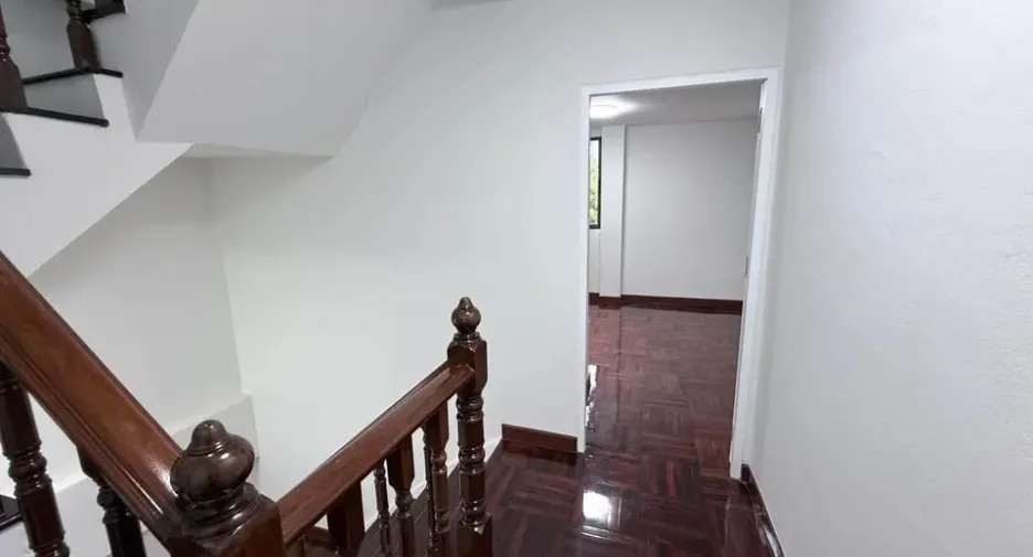 出租 3 卧室 联排别墅 在 Khlong San, 曼谷