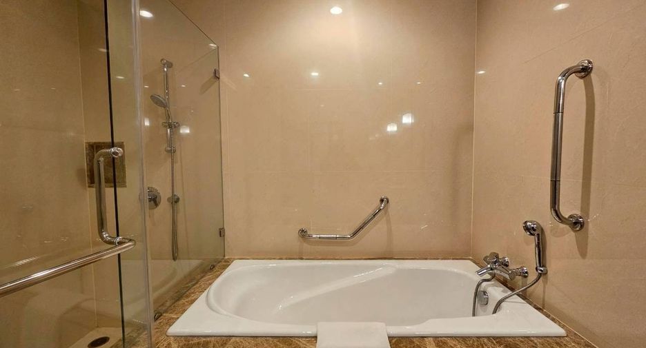 For rent 2 bedrooms condo in Khlong Toei, Bangkok