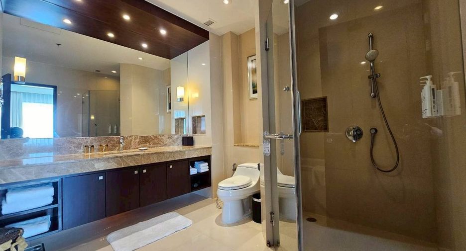 For rent 2 bedrooms condo in Khlong Toei, Bangkok