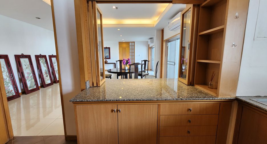 À louer 3 chambres condo à Sathon, Bangkok