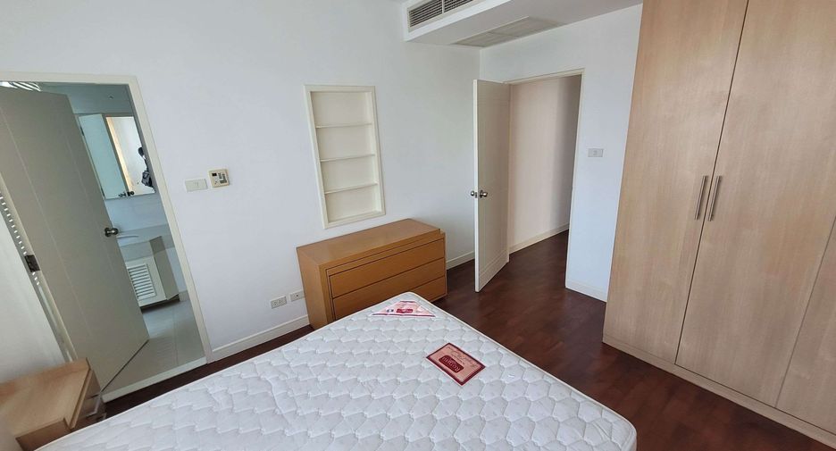 For rent 3 bedrooms condo in Khlong Toei, Bangkok