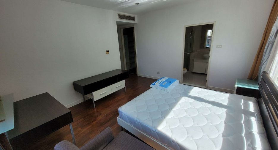 For rent 3 bedrooms condo in Khlong Toei, Bangkok