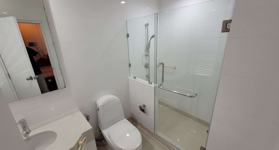 For rent 3 bedrooms condo in Khlong Toei, Bangkok