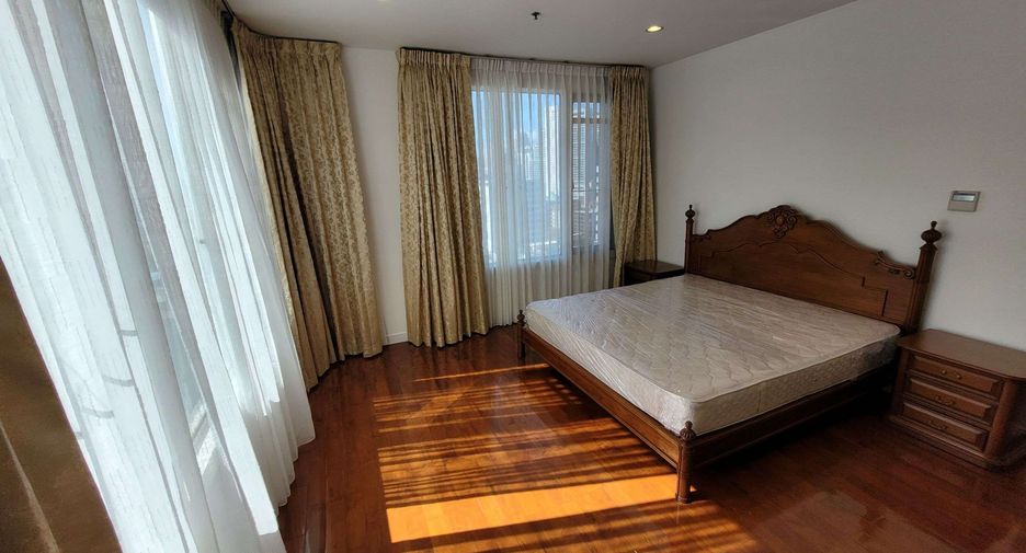 For rent 3 bedrooms condo in Khlong Toei, Bangkok