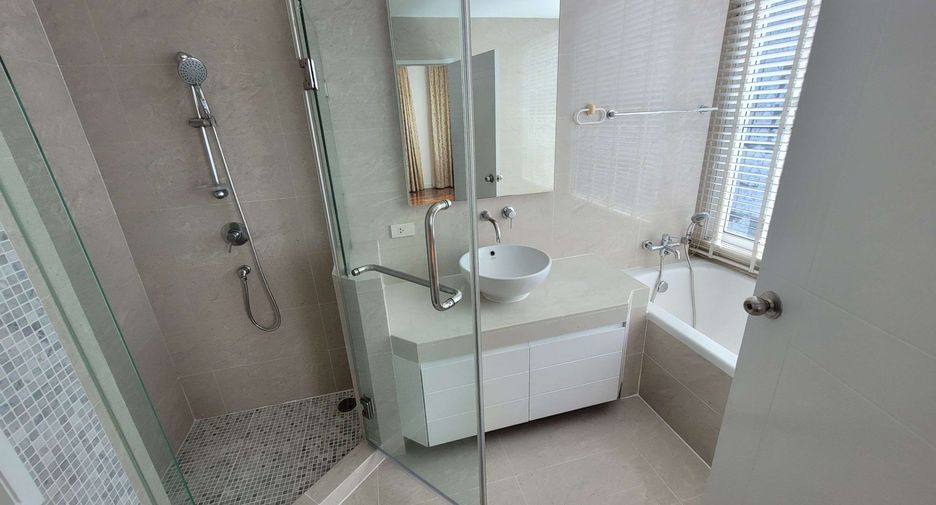 For rent 3 bedrooms condo in Khlong Toei, Bangkok