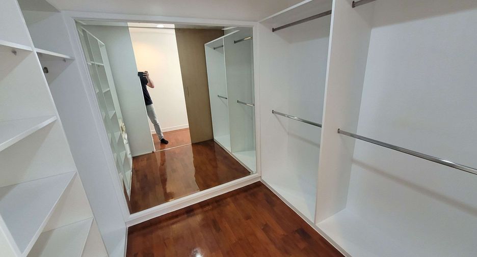For rent 3 bedrooms condo in Khlong Toei, Bangkok