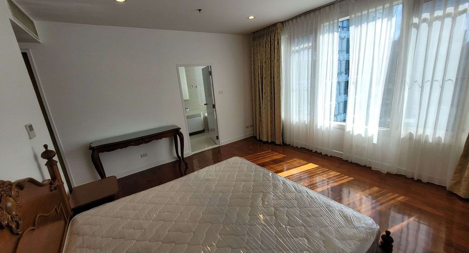 For rent 3 bedrooms condo in Khlong Toei, Bangkok