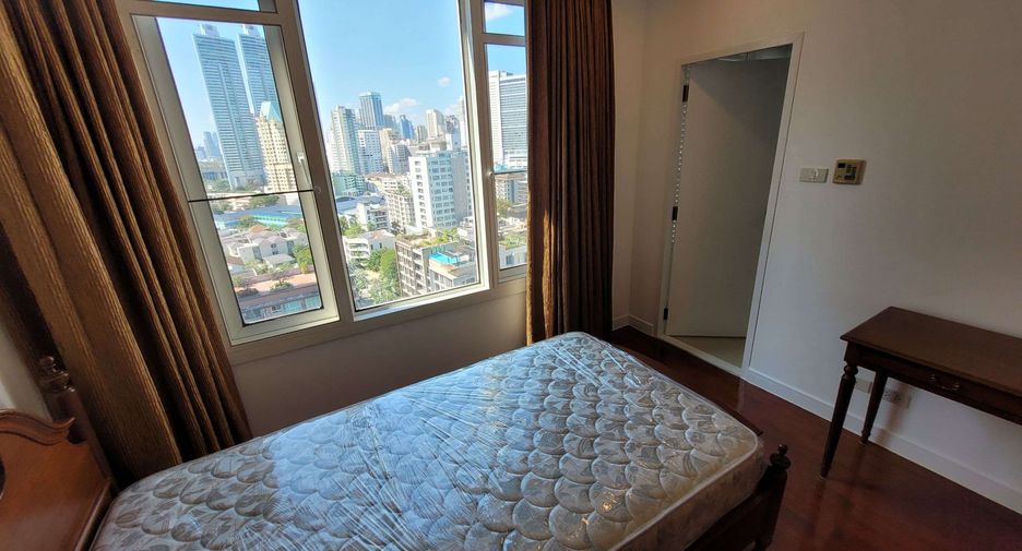 For rent 3 bedrooms condo in Khlong Toei, Bangkok