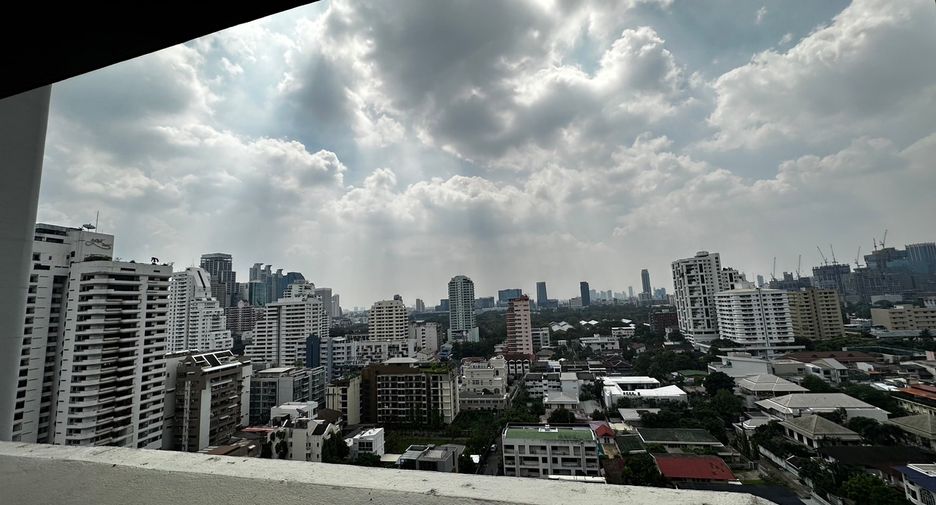 For rent 2 bedrooms condo in Khlong Toei, Bangkok