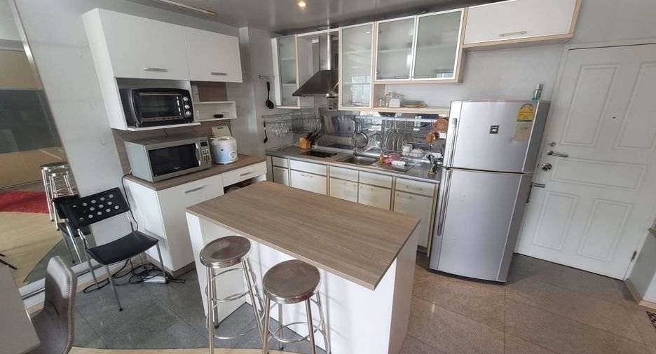 For rent 2 bedrooms condo in Khlong Toei, Bangkok