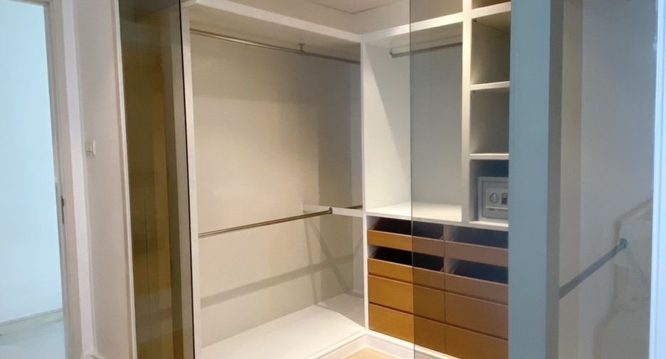 For rent 3 bedrooms condo in Khlong Toei, Bangkok