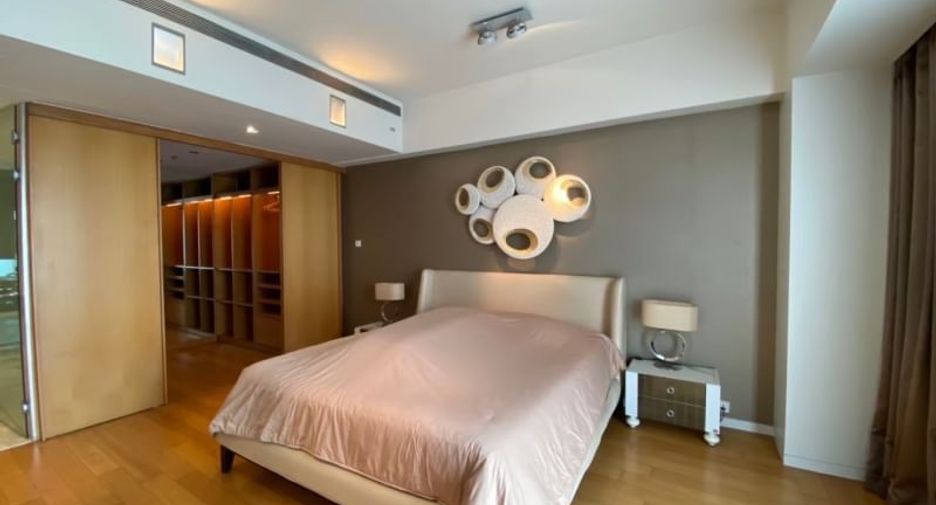 For rent 3 bedrooms condo in Sathon, Bangkok
