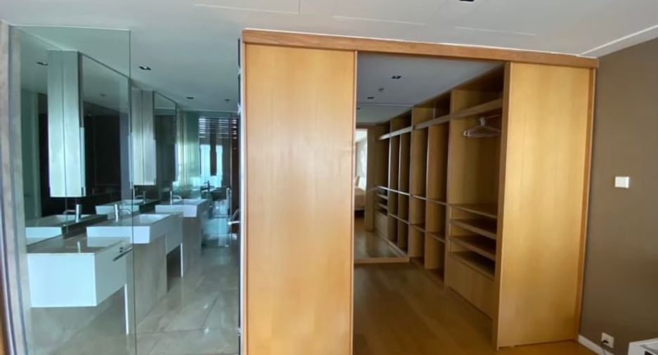 For rent 3 bedrooms condo in Sathon, Bangkok