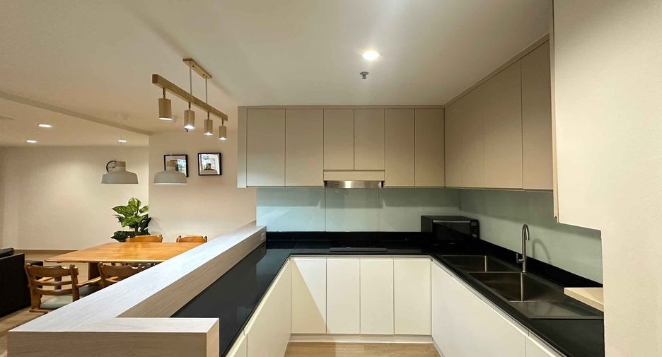 For rent 2 bedrooms condo in Khlong Toei, Bangkok
