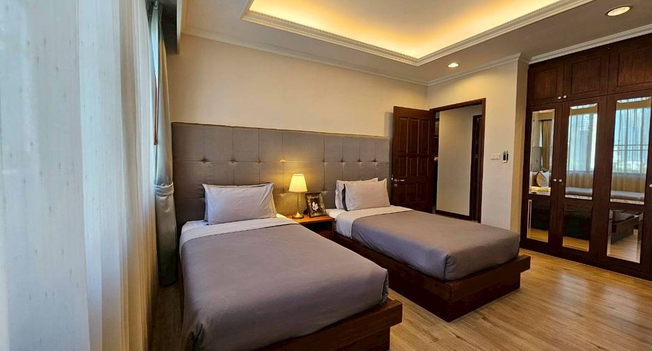 For rent 2 bedrooms condo in Pathum Wan, Bangkok