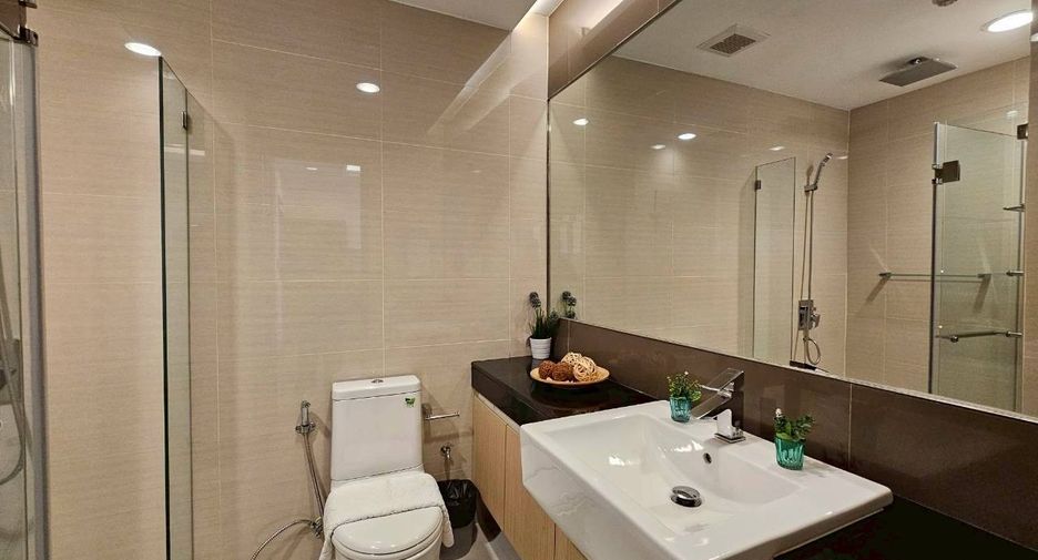 For rent 2 bedrooms condo in Pathum Wan, Bangkok