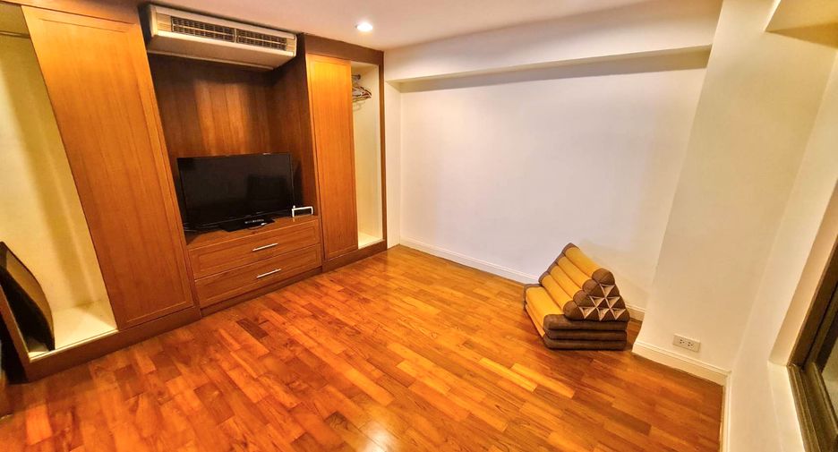 For rent 3 bedrooms condo in Watthana, Bangkok