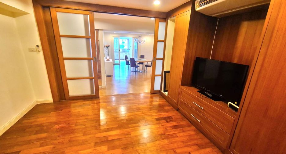 For rent 3 bedrooms condo in Watthana, Bangkok