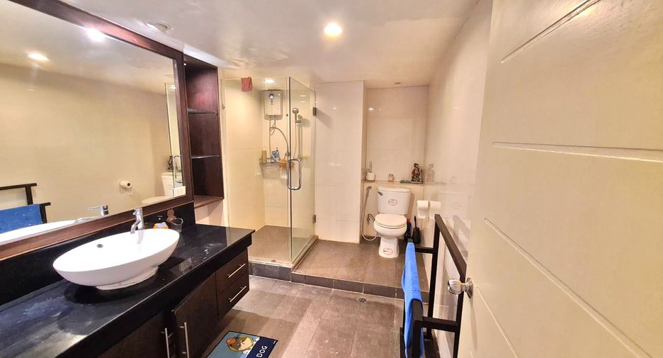 For rent 3 bedrooms condo in Watthana, Bangkok