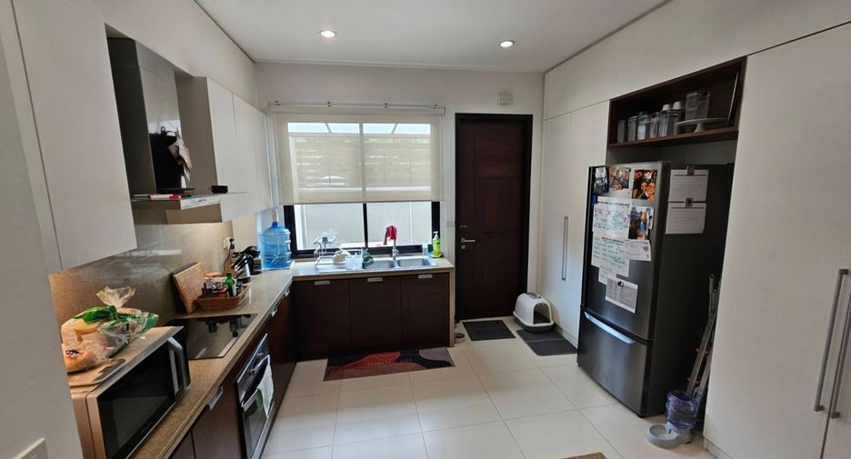 For rent 3 bedrooms house in Khlong Toei, Bangkok