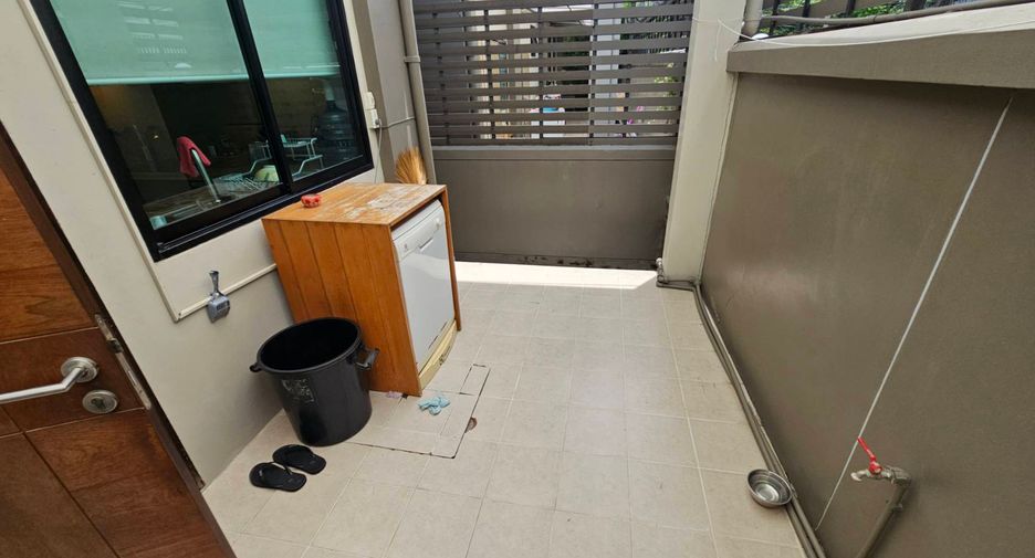 For rent 3 bedrooms house in Khlong Toei, Bangkok