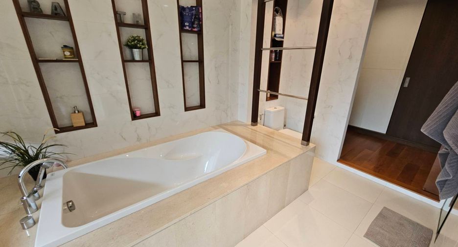 For rent 3 bedrooms house in Khlong Toei, Bangkok