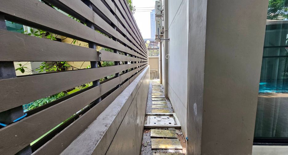 For rent 3 bedrooms house in Khlong Toei, Bangkok