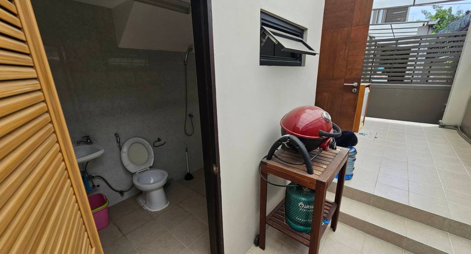 For rent 3 bedrooms house in Khlong Toei, Bangkok
