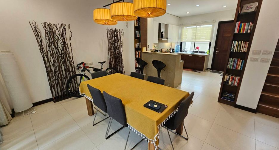 For rent 3 bedrooms house in Khlong Toei, Bangkok