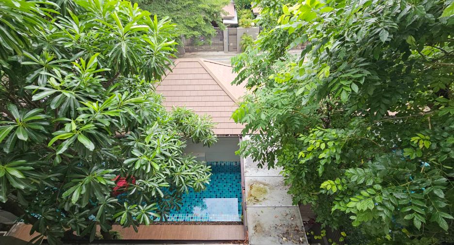 For rent 3 bedrooms house in Khlong Toei, Bangkok