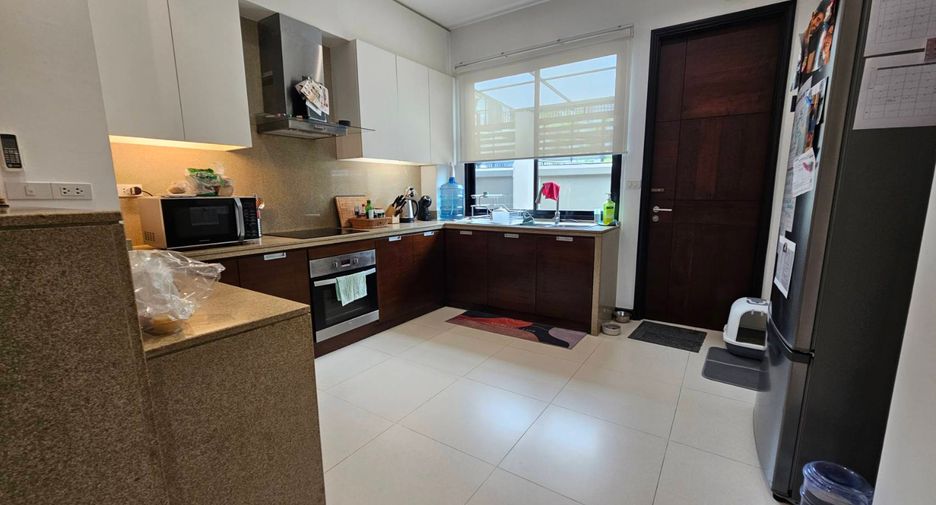 For rent 3 bedrooms house in Khlong Toei, Bangkok