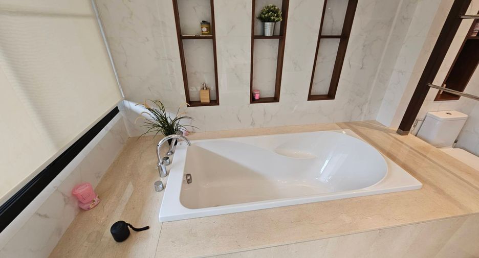 For rent 3 bedrooms house in Khlong Toei, Bangkok