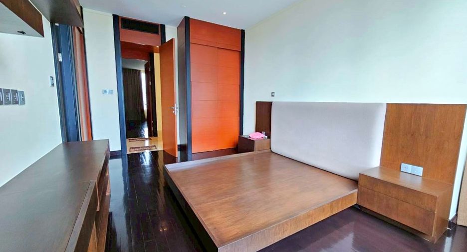For rent 3 bedrooms condo in Sathon, Bangkok