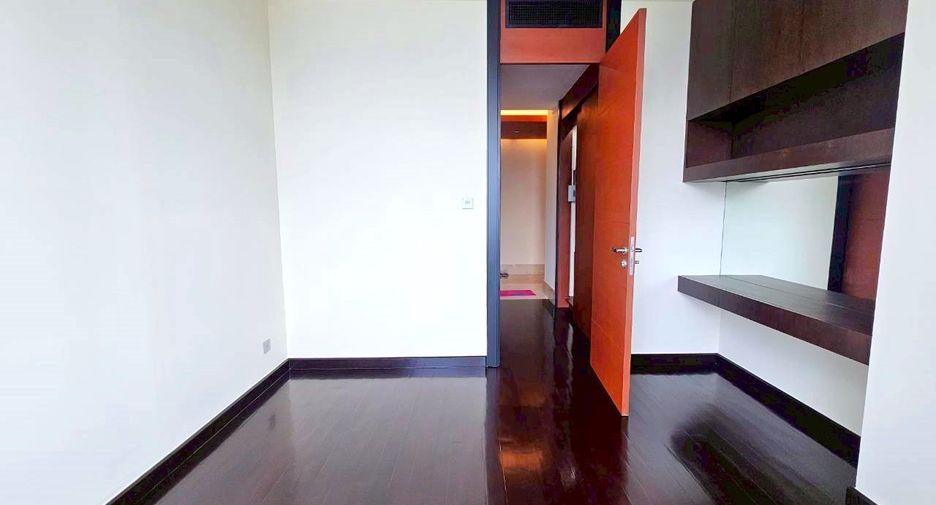 For rent 3 bedrooms condo in Sathon, Bangkok