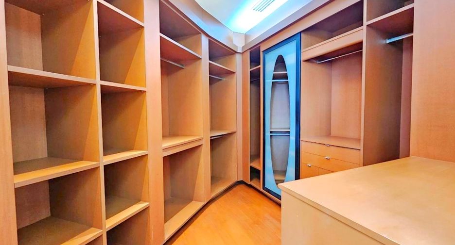 For rent 3 bedrooms condo in Sathon, Bangkok