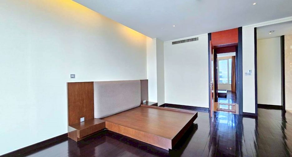 For rent 3 bedrooms condo in Sathon, Bangkok