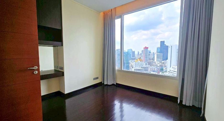 For rent 3 bedrooms condo in Sathon, Bangkok