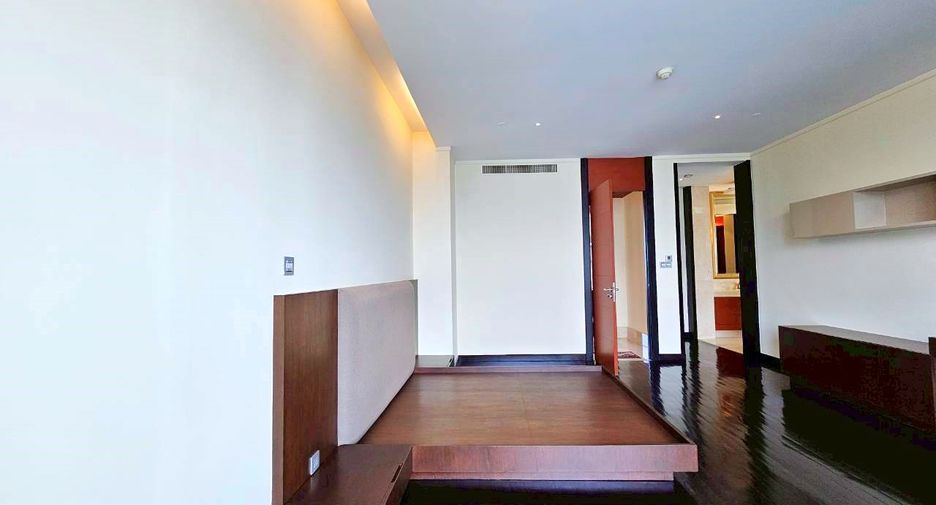 For rent 3 bedrooms condo in Sathon, Bangkok