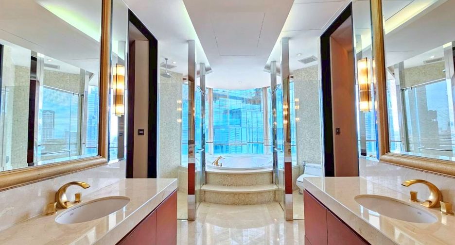 For rent 3 bedrooms condo in Sathon, Bangkok