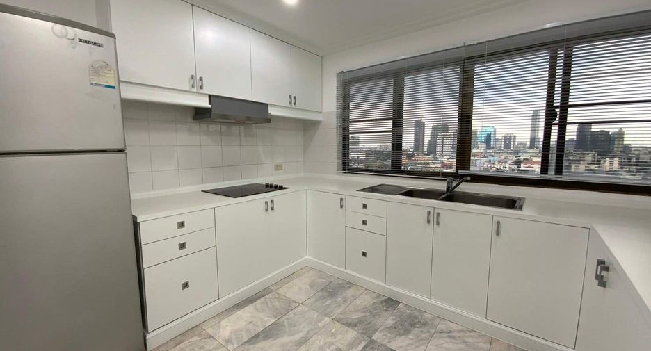 For rent 3 bedrooms condo in Watthana, Bangkok