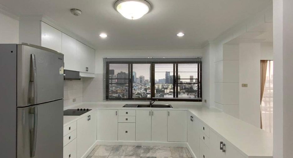 For rent 3 bedrooms condo in Watthana, Bangkok