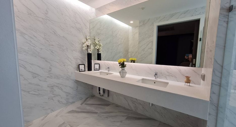 For rent and for sale 1 bed condo in Watthana, Bangkok