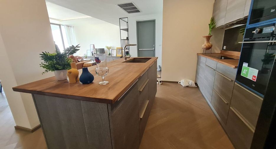 For rent and for sale 1 bed condo in Watthana, Bangkok