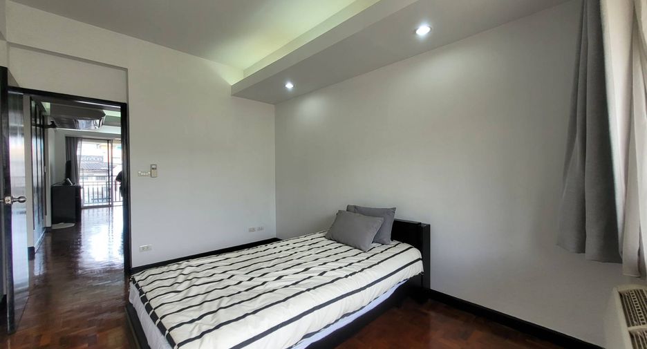 For rent 3 bedrooms condo in Khlong Toei, Bangkok