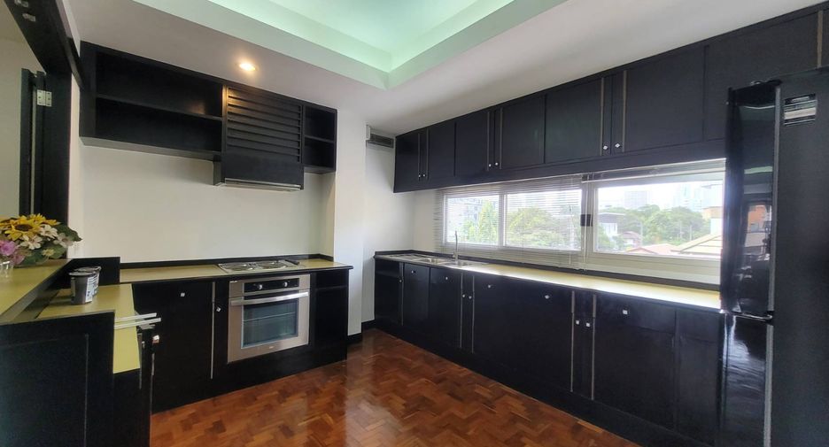 For rent 3 bedrooms condo in Khlong Toei, Bangkok