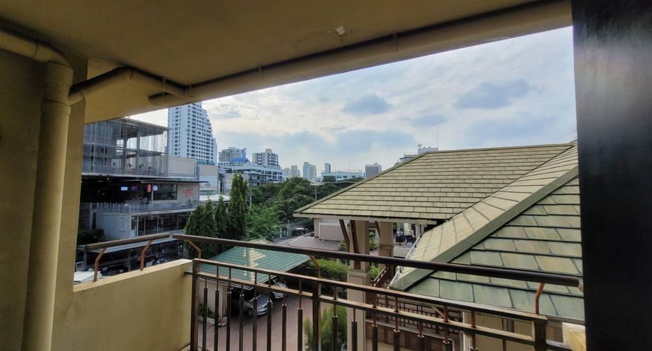 For rent 3 bedrooms condo in Khlong Toei, Bangkok