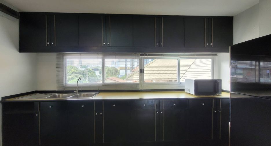 For rent 3 bedrooms condo in Khlong Toei, Bangkok