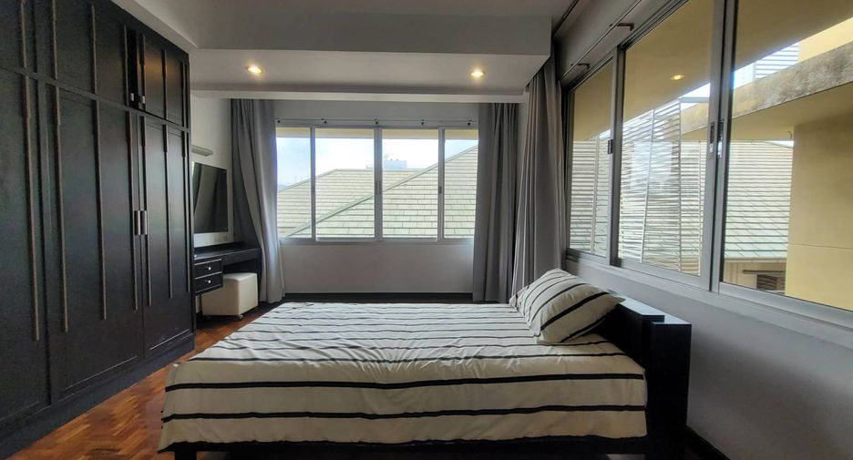 For rent 3 bedrooms condo in Khlong Toei, Bangkok